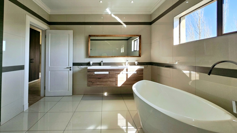 5 Bedroom Property for Sale in Kiepersol Free State